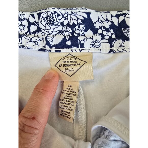 St Johns Bay Womens Floral Print Skort Size 14 Cotton Blend Navy & White With Po - Picture 3 of 8